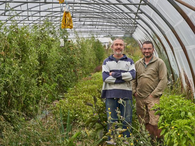 Robert Pirès - Hervé Givry dans une serre de la Ferme de la Closeraie - Plan large