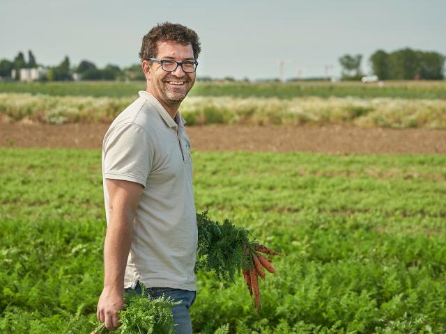 Ferme Trubuil - Pierre Bot ramassant des carottes