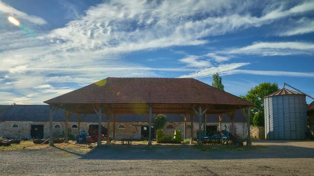 Ferme d'Orsigny - abri et bâtiment de la ferme, engins agricoles