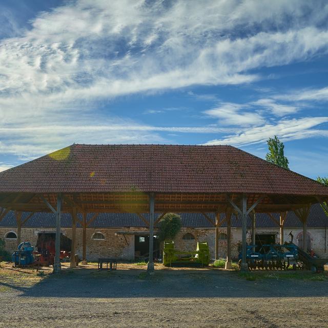 Ferme d'Orsigny - abri et bâtiment de la ferme, engins agricoles