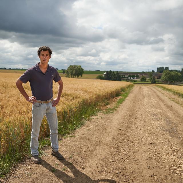 Ferme Du Trou Salé - Julien Thierry à côté d'un champ