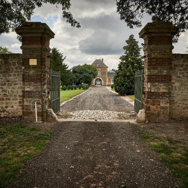 Ferme Du Trou Salé - portail et entrée de la ferme