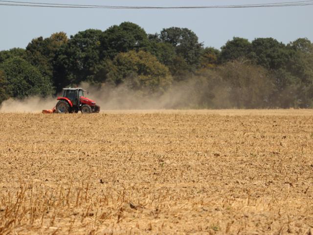 Arvalis - Institut du végétal - tracteur travaillant le sol en surface après la moisson